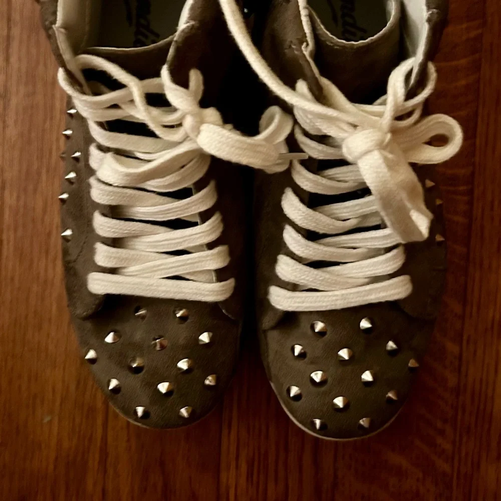 Candie’s Women’s Gold Studded Y2K Grunge Punk Brown Sz 5.5 High Top Sneakers